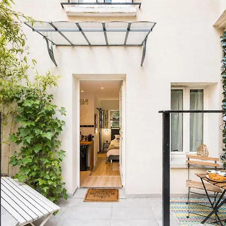 Charming With Terrace Near Eiffel Tower